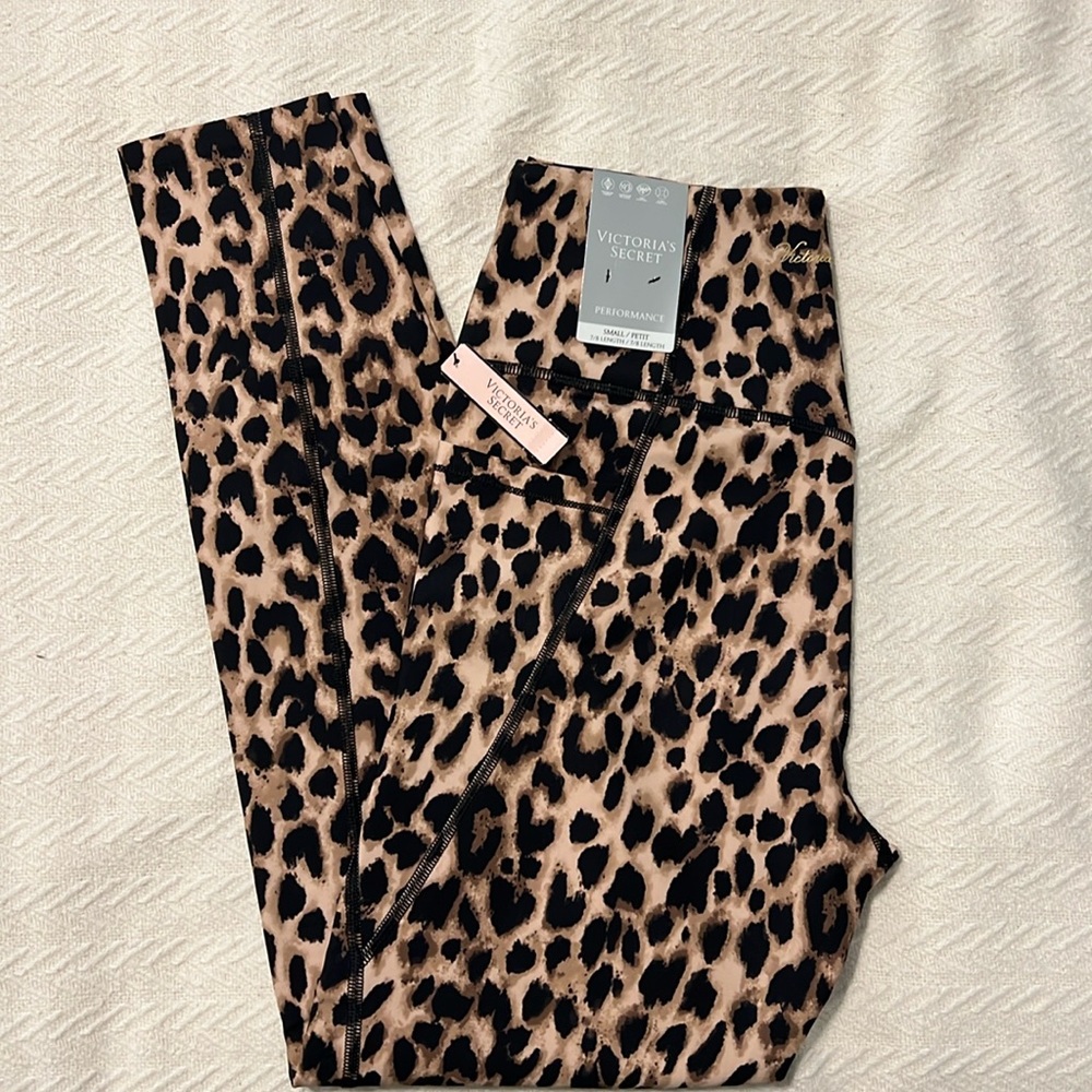 NWT. Victoria’s Secret 7/8 leggings. Small